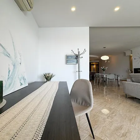 Seafront Terrace With A Breathtaking Valletta View Appartement *