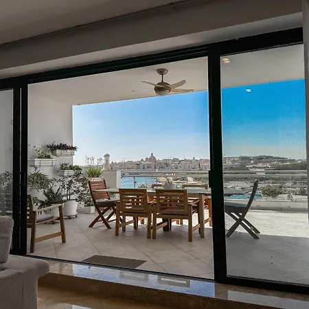 Seafront Terrace With A Breathtaking Valletta View Appartement *