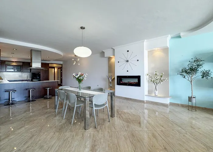 Seafront Terrace With A Breathtaking Valletta View Διαμέρισμα Σλιέμα